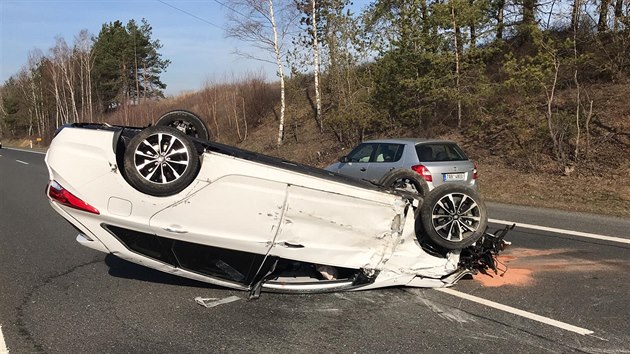 Na dálnici D6 u Nového Strašecí se převrátilo auto na střechu. (22.3.2019)
