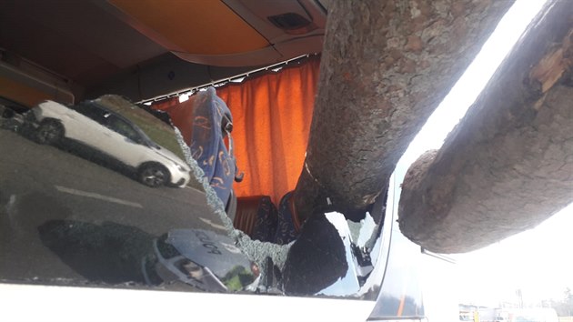 Nkladn vozidlo pevejc dlouh kldy u Beneova zboku narazilo do kolnho autobusu (25.3.2019)