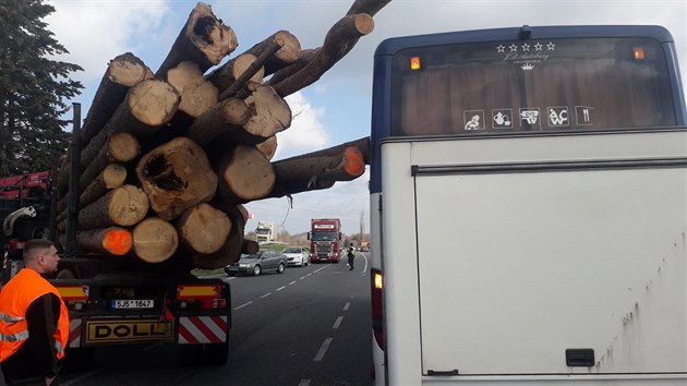 Nkladn vozidlo pevejc dlouh kldy u Beneova zboku narazilo do kolnho autobusu (25.3.2019)