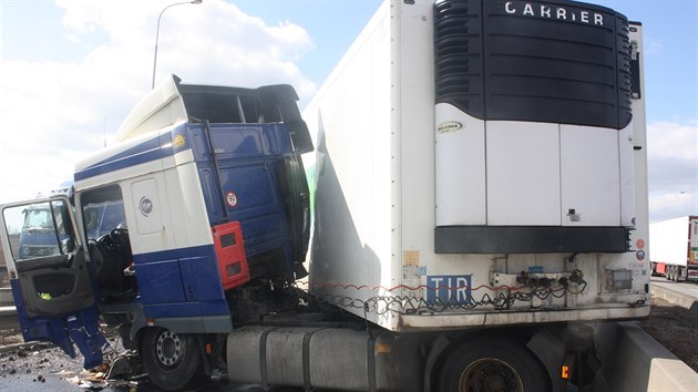 Dlnici D46 zablokoval u Olomouce havarovan kamion, jeho idi zaal brzdit a strhl zen kvli praskl pneumatice.