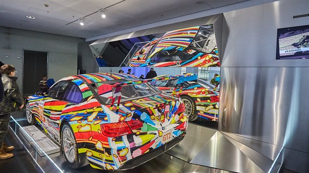 BMW Art Cars: msto barev a ttc pota a samolepc folie. To je Jeff Koons a jeho art car BMW M3GT2.