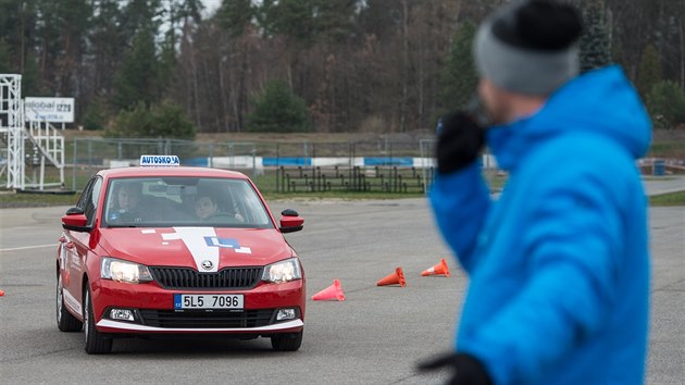 V rmci pilotnho projektu Start Driving si ci autokoly vyzkoueli prvky defenzivn jzdy na polygonech.