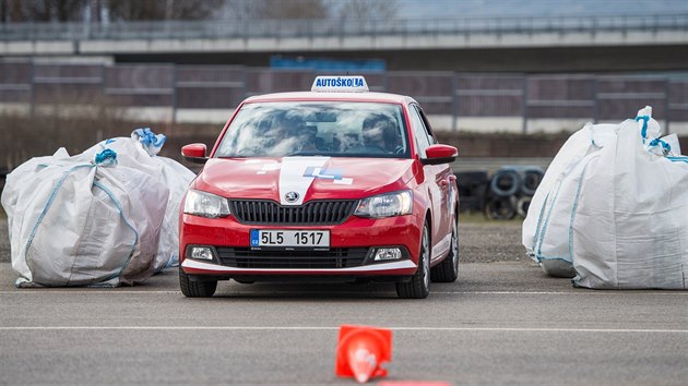 V rmci pilotnho projektu Start Driving si ci autokoly vyzkoueli prvky defenzivn jzdy na polygonech.