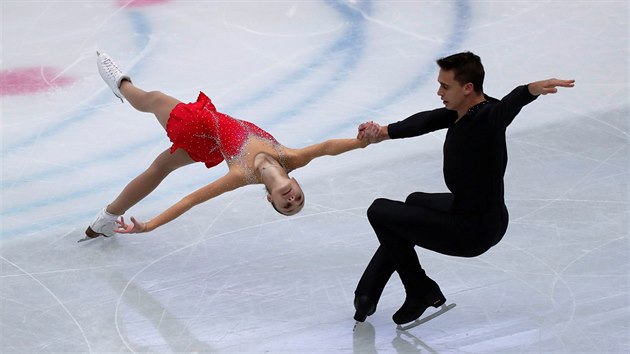 Martin Bida a Hanna Abraeviov bhem krtkho programu sportovnch dvojic na MS krasobrusla v Saitam