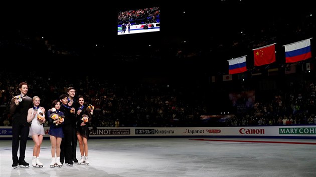 Nejlep sportovn pry z MS krasobrusla: zleva stbrn Jevgenija Tarasovov a Vladimir Morozov z Ruska, zlat Suej Wen-ing a Chan Cchung z ny a bronzov Natalija Zabijakov a Alexander Enbert z Ruska