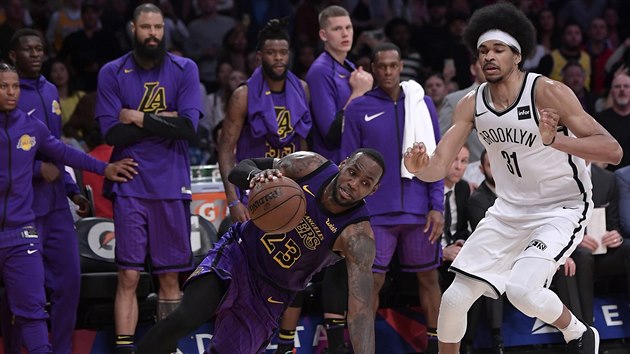 LeBron James (vlevo) z LA Lakers podklouzl, sleduje ho Jarrett Allen z Brooklynu.