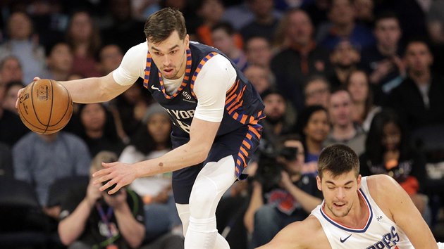 Mario Hezonja (vlevo) z New Yorku odeel ze souboje s Ivicou Zubacem z LA Clippers s mem.