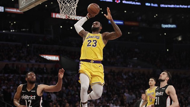 LeBron James (uprosted) z LA Lakers smeuje do koe Washingtonu, sleduj ho Jabari Parker (12) a Tom Satoransk (31).