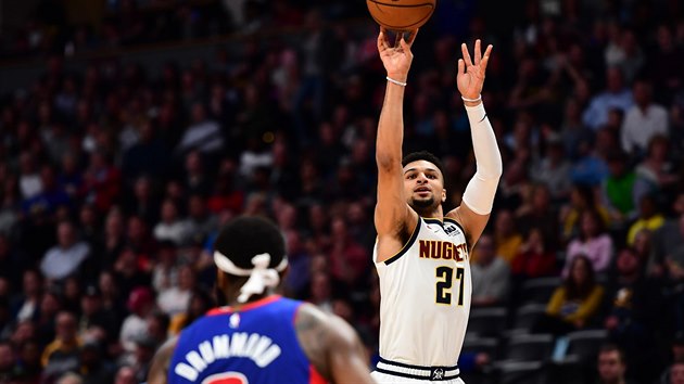 Jamal Murray (27) z Denveru stl na ko Detroitu, pihl Andre Drummond.