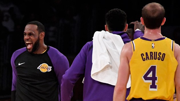 LeBron James (vlevo) slav se spoluhri povedenou akci LA Lakers proti Washingtonu.