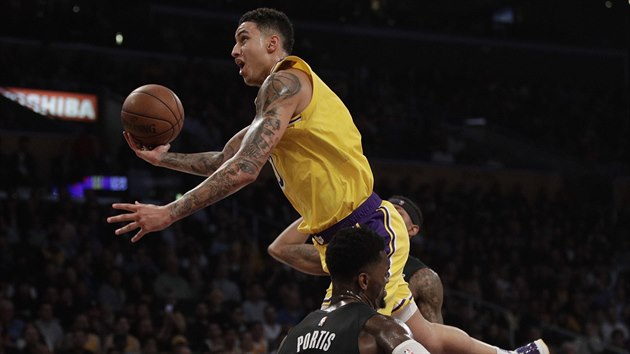 Kyle Kuzma (nahoe) z LA Lakers let ke koi Washingtonu pes Bobbyho Portise.