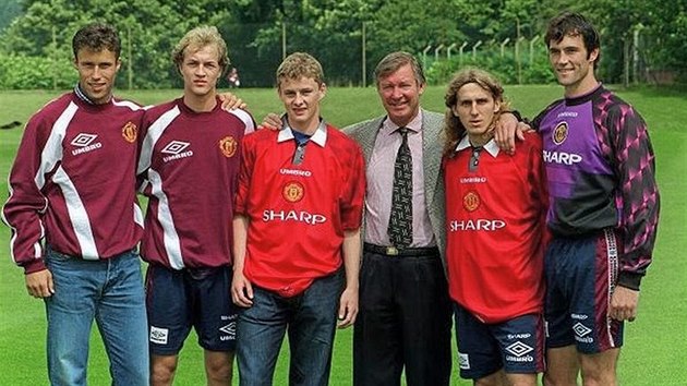 ROK 1996. Sir Alex Ferguson s pěticí tehdejších posil, Ole Gunnar Solskjaer je na snímku třetí zleva. Bývalý hráč ve čtvrtek podepsal trenérskou smlouvu na tři roky.
