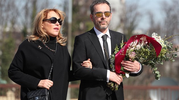 Smuteční hosté přicházejí na poslední rozloučení se Stanislavem Zindulkou (22. března 2019).