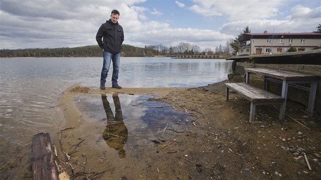 Nedostatek vody ve Velkém boleveckém rybníku v Plzni trápí i jachtaře. Na snímku je zástupce jachtařského klubu Martin Mudra. (20. 3. 2019)