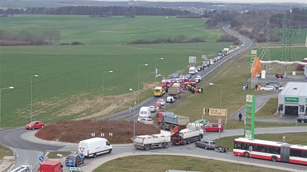 Nehoda dvou osobnch vozidel zkomplikovala hlavn tah z Plzn na Karlovy Vary.