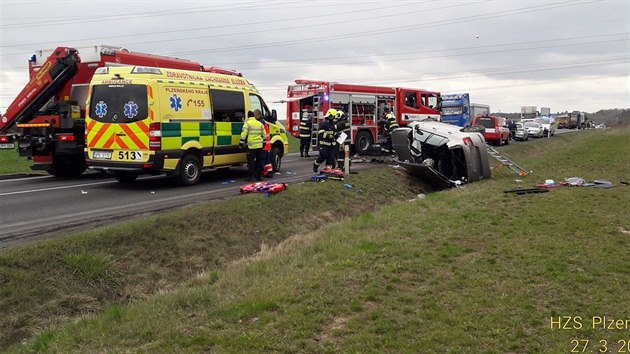 Nehoda dvou osobnch vozidel zkomplikovala dopravu na hlavnm tahu z Plzn na Karlovy Vary.