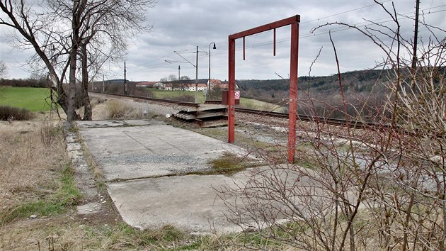 eleznin zastvka Dina-Horomyslice le mimo obydlen zem. Stt ji chce zruit a pesunout do centra obce. (26. 3. 2019)