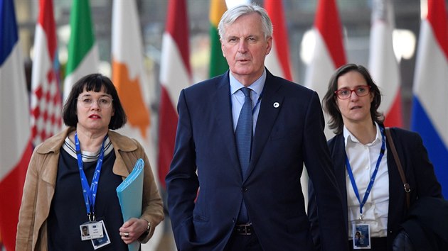 Hlavn evropsk vyjednava Michel Barnier (uprosted) pijd na summit Evropsk komise k brexitu