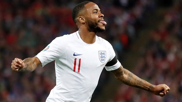 PAN HATTRICK. Anglick reprezentant Raheem Sterling se raduje ze svho tetho glu v duelu proti esku.