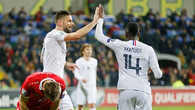 Francouzt fotbalist Olivier Giroud a Blaise Matuidi se raduj z glu proti Moldavsku.