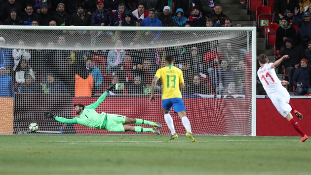 Brazilsk brank Alisson se marn natahuje po stele eskho reprezentanta Davida Pavelky, domc v prvn pli vedli 1:0!