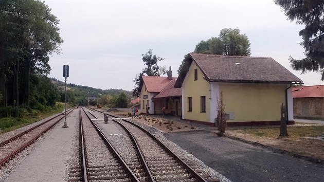 Pohled ze stanoviště strojvedoucího na stanici Třebívlice na trati 113 Most - Lovosice