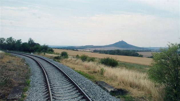 Výhled ze stanoviště strojvedoucího na zříceninu hradu Hazmburk na trati 113 Most - Lovosice
