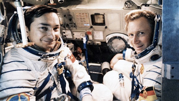 Na snmku z 26. srpna 1978 je kosmonaut Valerij Bykovskij (vlevo) spolu s vchodonmeckm kolegou Sigmundem Jaehnem