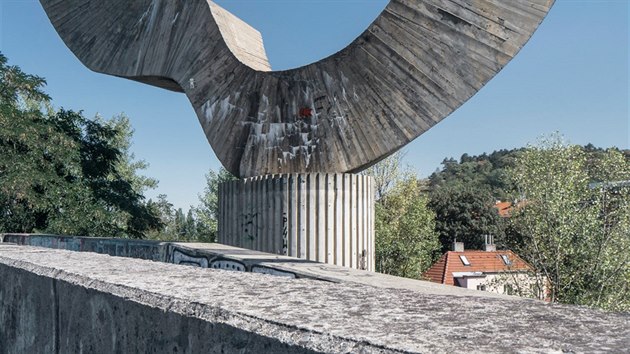 K Barrandovskmu mostu pat dv sochy z litho betonu od sochae Josefa Klimee z roku 1989. Vy z nich dal autor nzev Rovnovha.