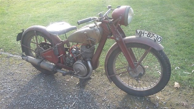 Ukraden motocykl znaky JAWA 250, rok vroby 1946.