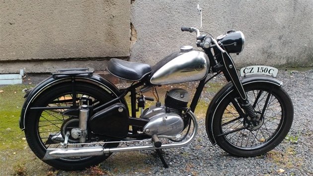 Motocykl zn. Z 150 C, rok vroby 1951, po kompletn renovaci.