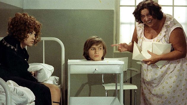 Petra Černocká, Jan Hrušínský a Helena Růžičková ve filmu Dívka na koštěti (1971)