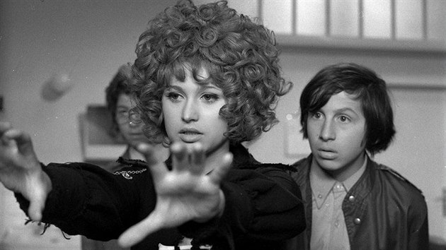 Petra Černocká a Jan Kraus ve filmu Dívka na koštěti (1971)