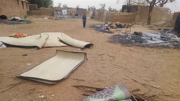 V Mali bhem etnicky motivovanho masakru bylo zavradno pes sto pslunk pasteveckho nroda Fulb. (24. bezna 2019)