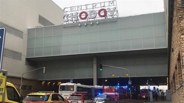 V obchodním centru Chodov evakuovali obchod kvůli zapáchajícím podlahám. (24. března 2019)