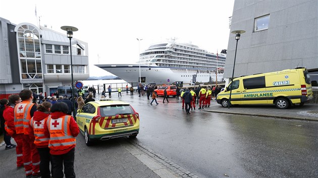 Norsk vletn lo Viking Sky bezpen zakotvila v pstavu Molde pot, co j v boulivm poas vysadily motory a byla voln hnna k pobenm skaliskm. (24. bezna 2019)