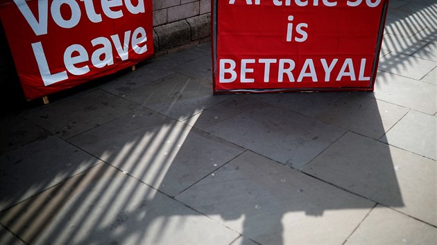 A pro-Brexit supporter holds a placard outside the Houses of Parliament, following the Brexit votes the previous evening, in London, Britain, March 28, 2019. REUTERS/Alkis Konstantinidis