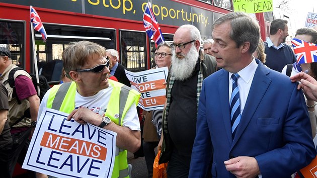 Protest pznivc brexitu v Londn se zastnil i europoslanec a pedsedy strany UKIP Nigel Farage. (29. bezna 2019)