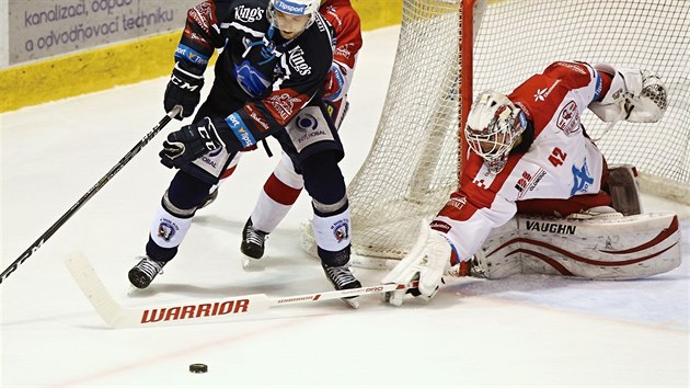 Plzesk Jaroslav Krack pichz o puk zsahem olomouckho branke Branislava Konrda.