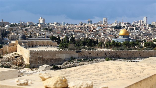 Na Olivetské hoře se nachází i největší židovský hřbitov na světě. Na snímku jeden z jeho náhrobků a pohled na město s nepřehlédnutelnou zlatou kopulí mešity al-Aksá.