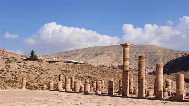 SLOUPY. Petra, to nejsou jen monumenty tesan pmo do skly, ale i samostatn stojc umleck dla. Jako teba zbytky tohoto sloupov.