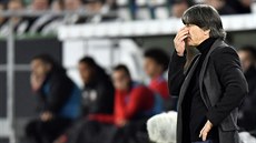 Trenér nmecké fotbalové reprezentace Joachim Löw sleduje pípravné utkání...