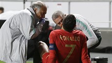 Zranná portugalská hvzda Cristiano Ronaldo v utkání se Srbskem.