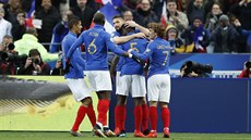 Fotbalisté Francie oslavují gól v utkání proti Islandu.