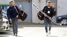 Útoník Tomá Zohorna (vlevo) a obránce Jan Kolá picházejí na sraz hokejové...