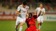 Španělský driblér Marco Asensio (vlevo) útočí v utkání s Maltou. Skluzem ho...
