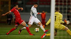 Španělský útočník Alvaro Morata (vpravo) dává gól Maltě.
