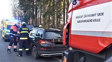 Havarované auto nedaleko Karlových Var samo zalarmovalo záchranáe.