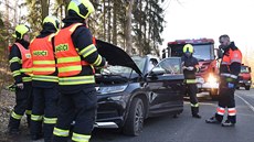 Havarované auto nedaleko Karlových Varů samo zalarmovalo záchranáře.