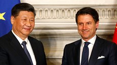 Tehdejší italský premiér Giuseppe Conte a čínský prezident Si Ťin-pching po...